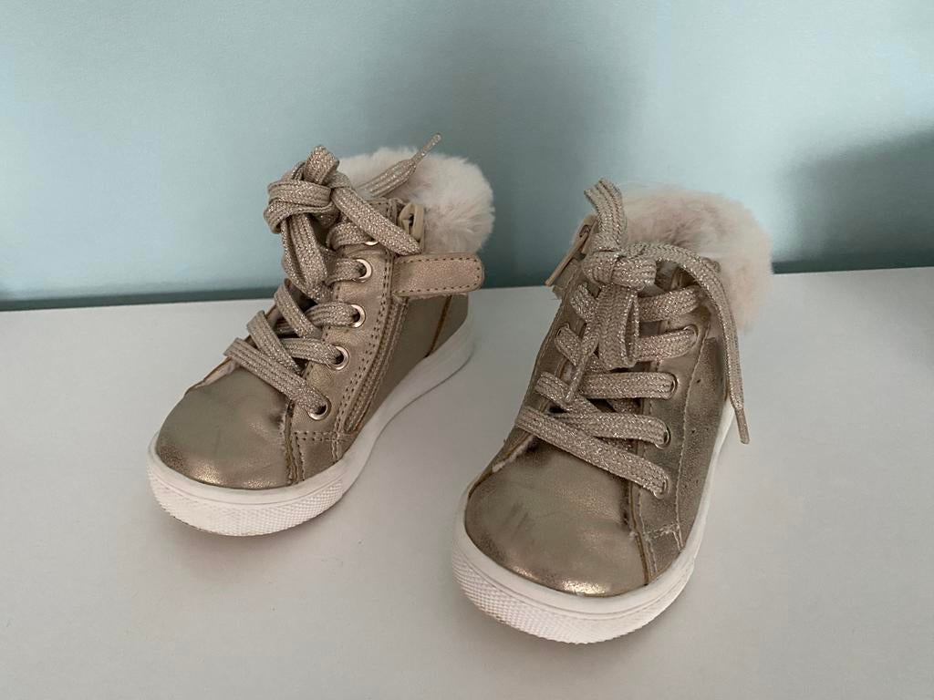 Goudkleurige schoenen met pels maat 20, Gebruikt, Meisje, Schoenen, Ophalen of Verzenden