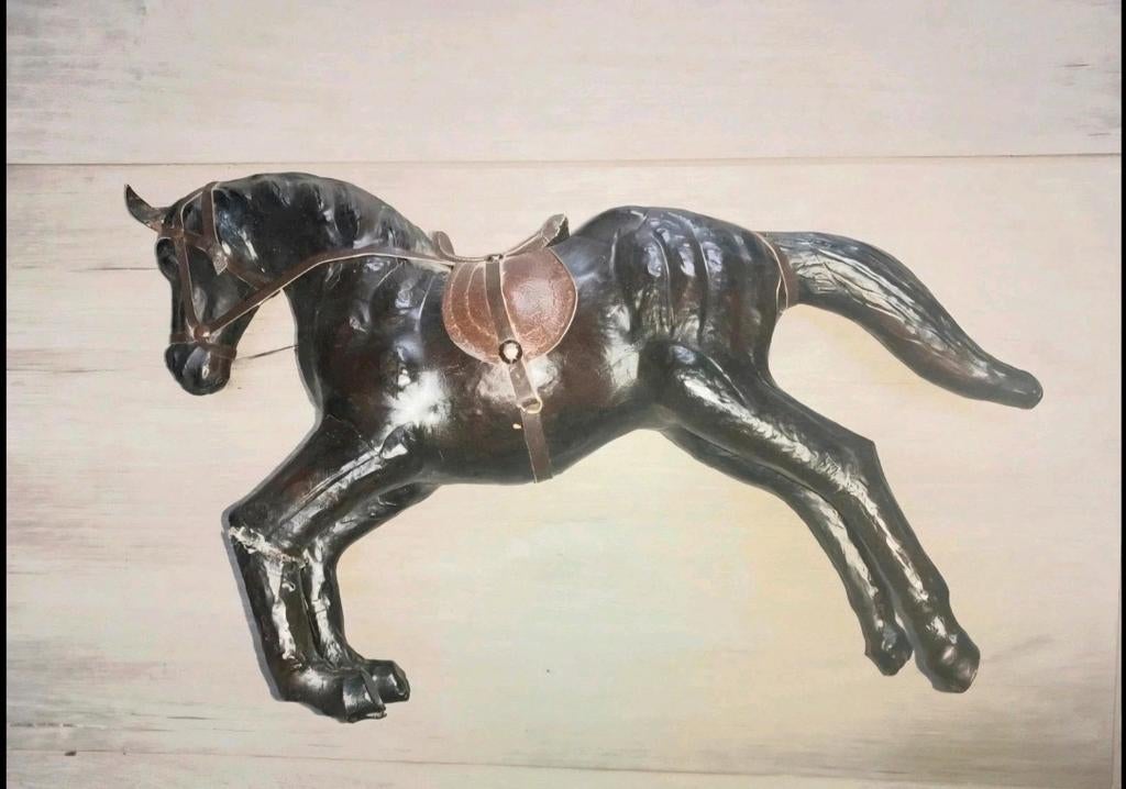 Cheval en cuir noir vintage