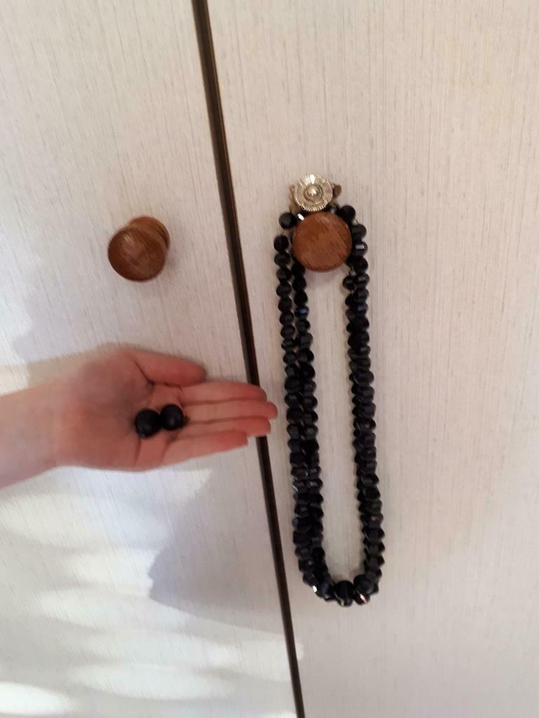 2 zwarte kettingen met 2 clips oorbellen, Enlèvement ou Envoi, Collier