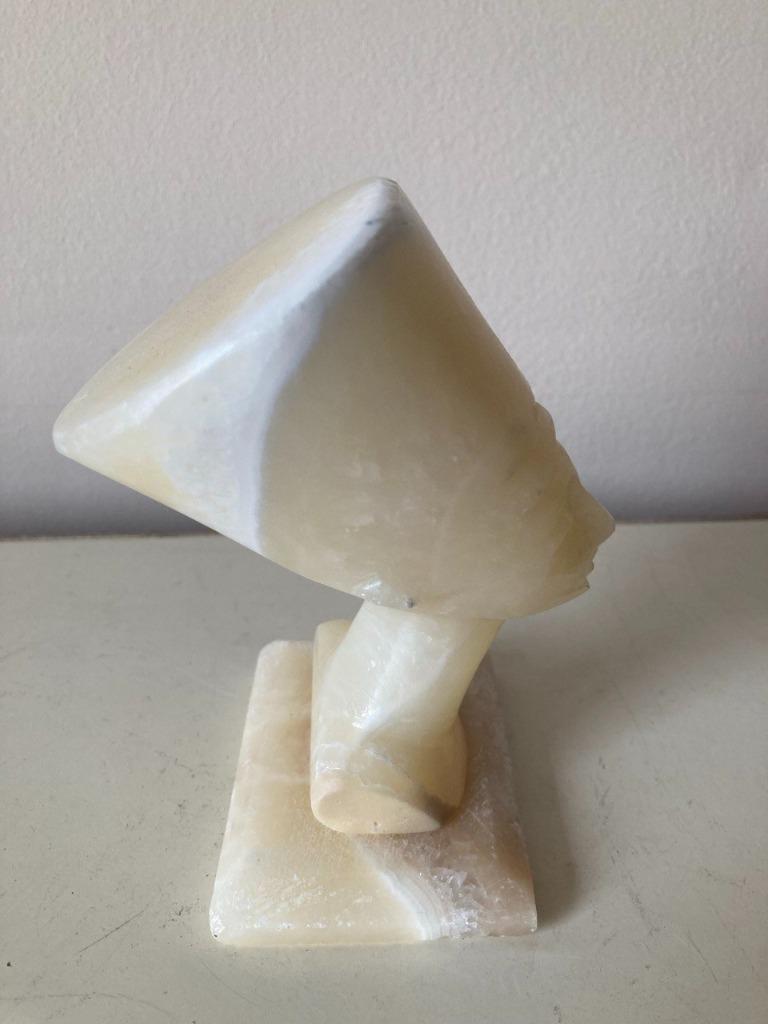 Beeldje Nefertiti in albast, Ophalen, Mens