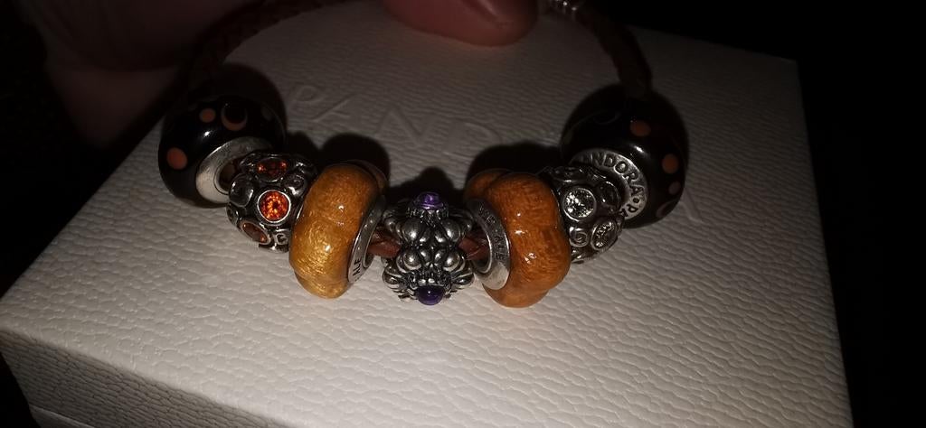 Pandora lederen bruine armband 22cm + 7 bedels, 4 bedels of meer, Ophalen of Verzenden, Nieuw, Pandora