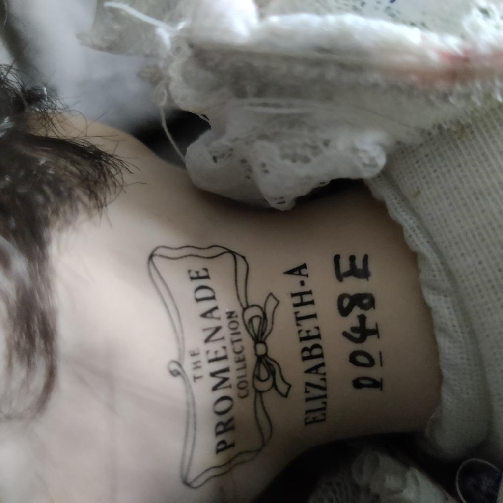 Porseleinen pop met stempel, Ophalen