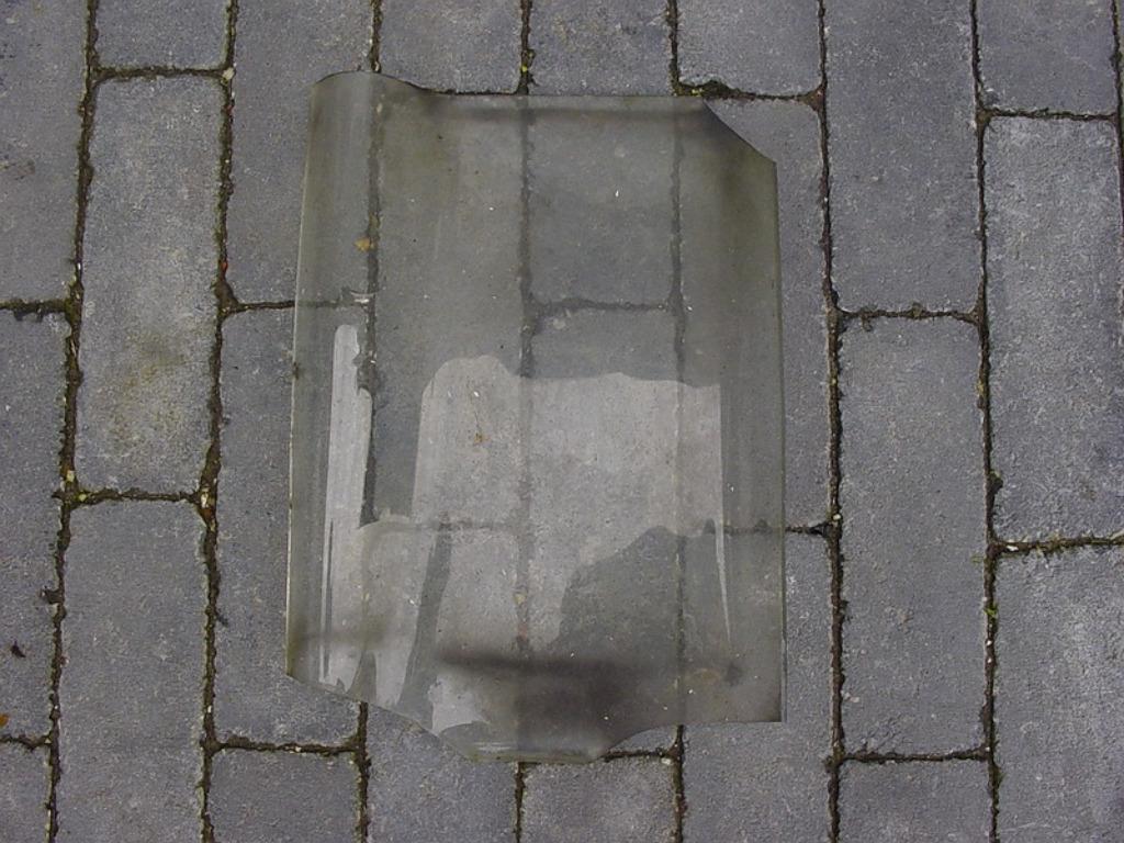 Glazen dakpan in goede staat, Doe-het-zelf en Bouw, Dakpannen en Dakbedekking, Ophalen, Gebruikt, Overige materialen, Dakpannen
