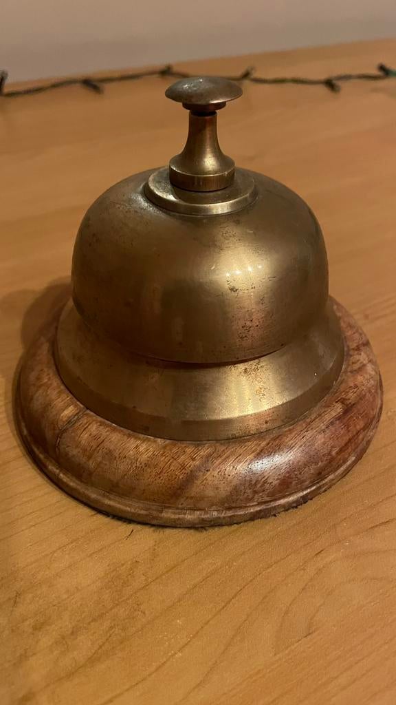Authentieke klassieke messing hotelbel op een houten voet., Antiek en Kunst, Antiek | Brons en Koper, Ophalen of Verzenden, Koper