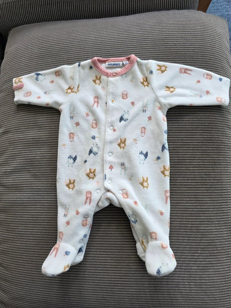 Fluweelzachte pyjama van het merk Noukies. Maat : 0M - 50 cm, Kinderen en Baby's, Ophalen, Zo goed als nieuw