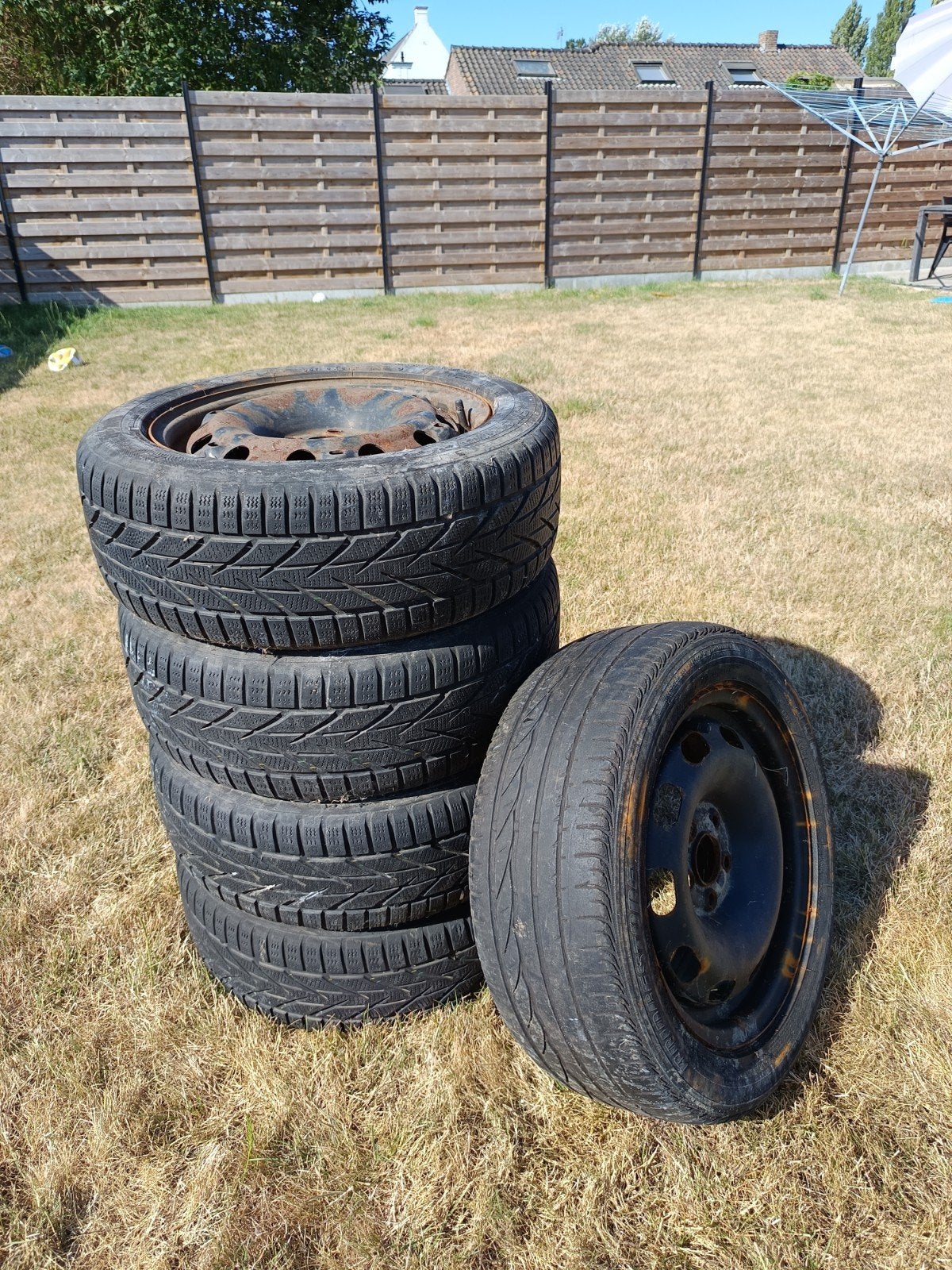 4 pneus hiver sur jantes + 1 roue de secours 195/55R15, Enlèvement, Utilisé