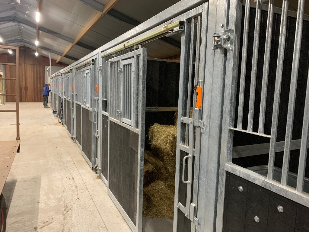 Voorwand met schuifdeur Volledig draaibaar/ machinaal mesten, Dieren en Toebehoren, Opfok, 4 paarden of pony's of meer