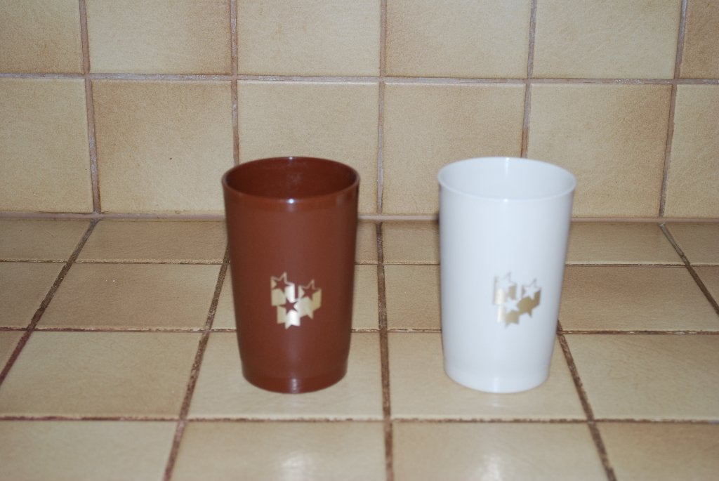 TUPPERWARE Set van 2 nieuwe bekers, 1 bruin en 1 beige NIEUW, Ophalen of Verzenden, Nieuw, Bruin, Overige typen