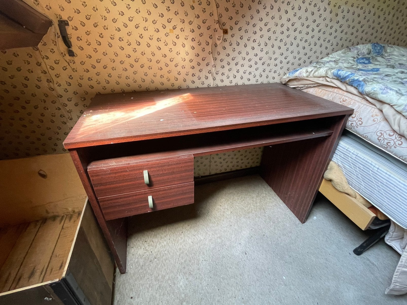 Gratis kast bureau en bed, Huis en Inrichting, Ophalen, Zo goed als nieuw