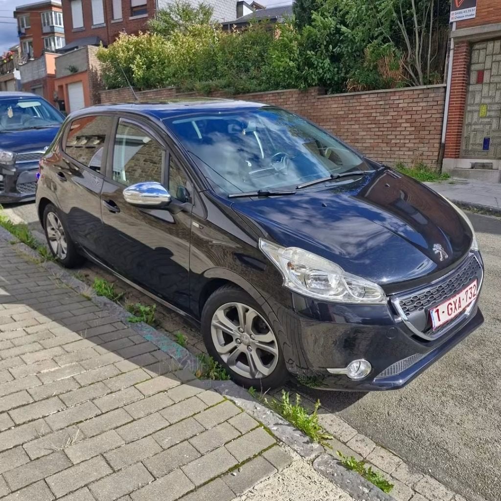 Peugeot 208, stijlserie, jaar 2015, 1,2 vti 90.000 km., Voorwielaandrijving, Stof, Emergency brake assist, 4 cilinders