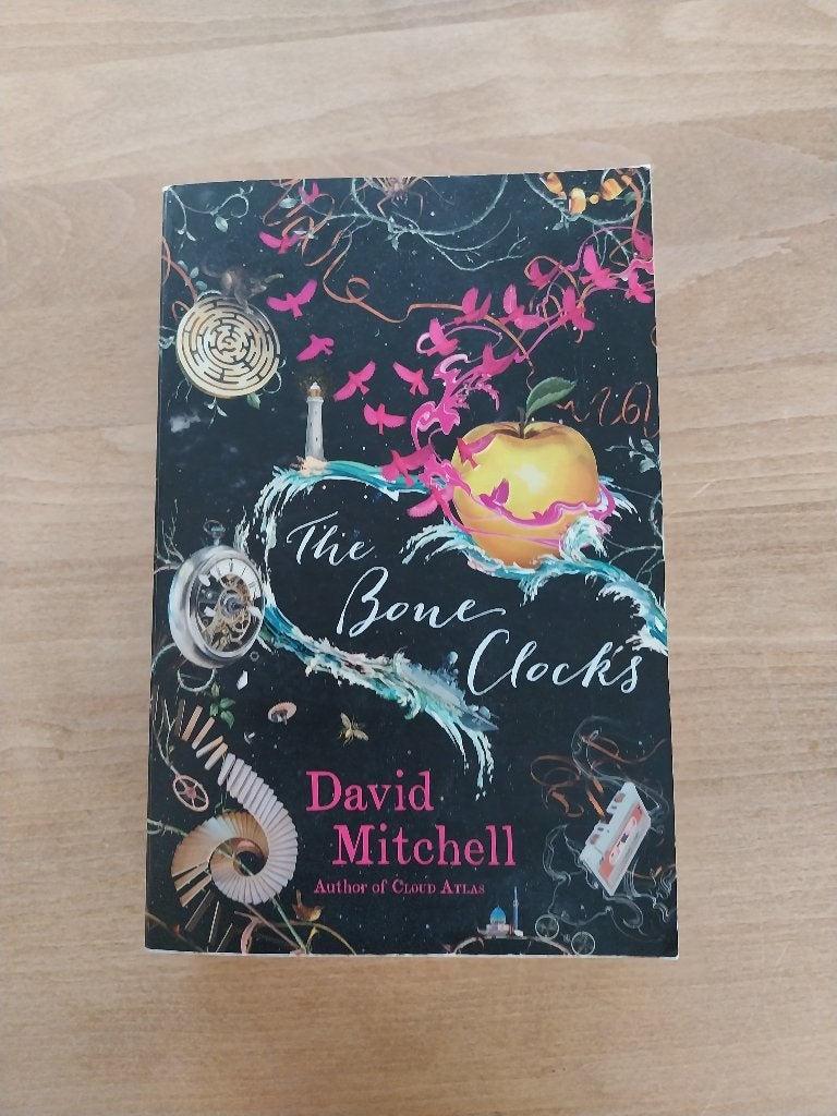 The Bone Clocks by David Mitchell, Boeken, Europa overig, David Mitchell, Ophalen of Verzenden, Zo goed als nieuw