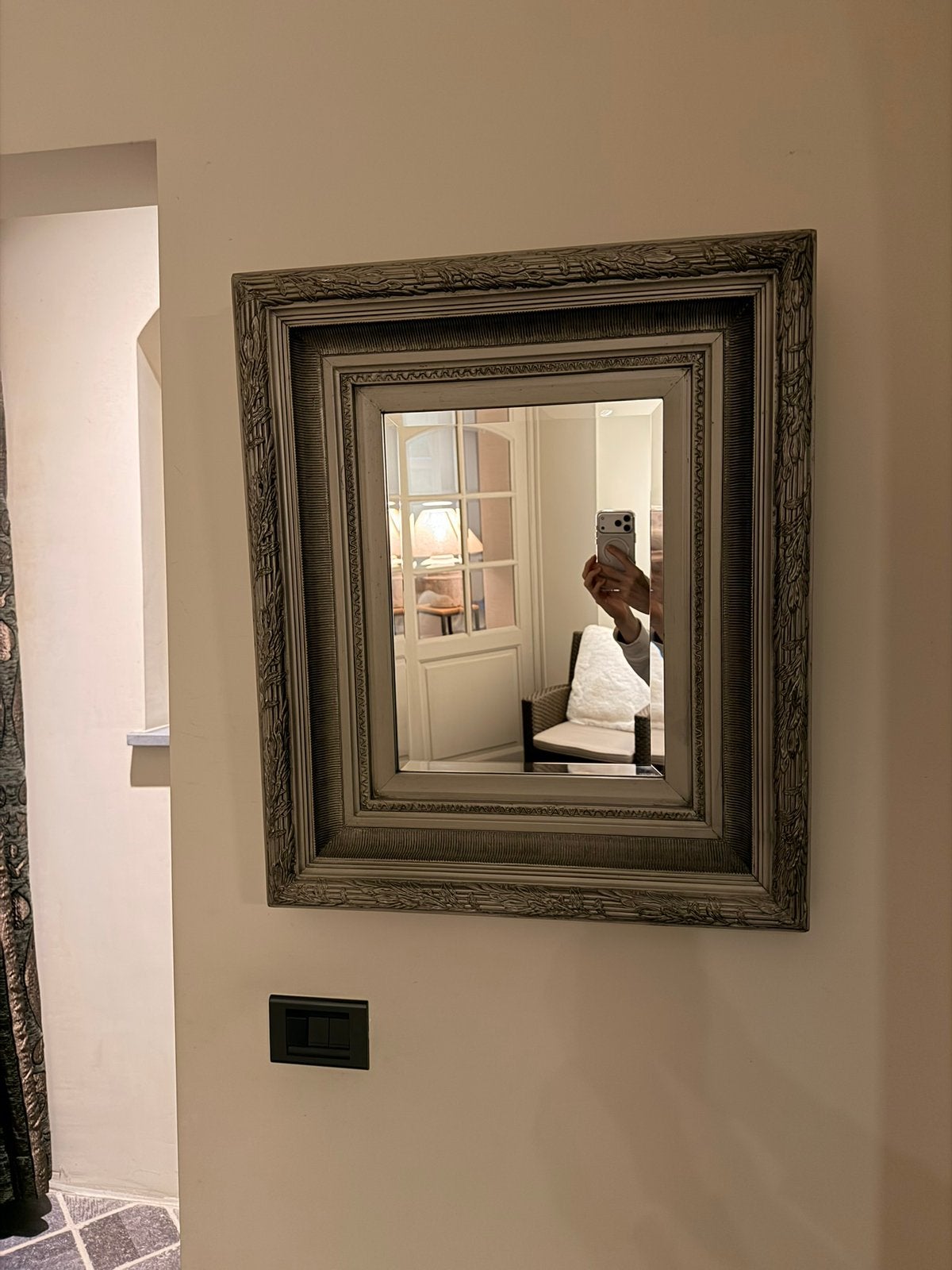 Sierlijke klassieke wandspiegel – 66  56 cm – landelijk, Ophalen, Zo goed als nieuw, Minder dan 100 cm, Rechthoekig