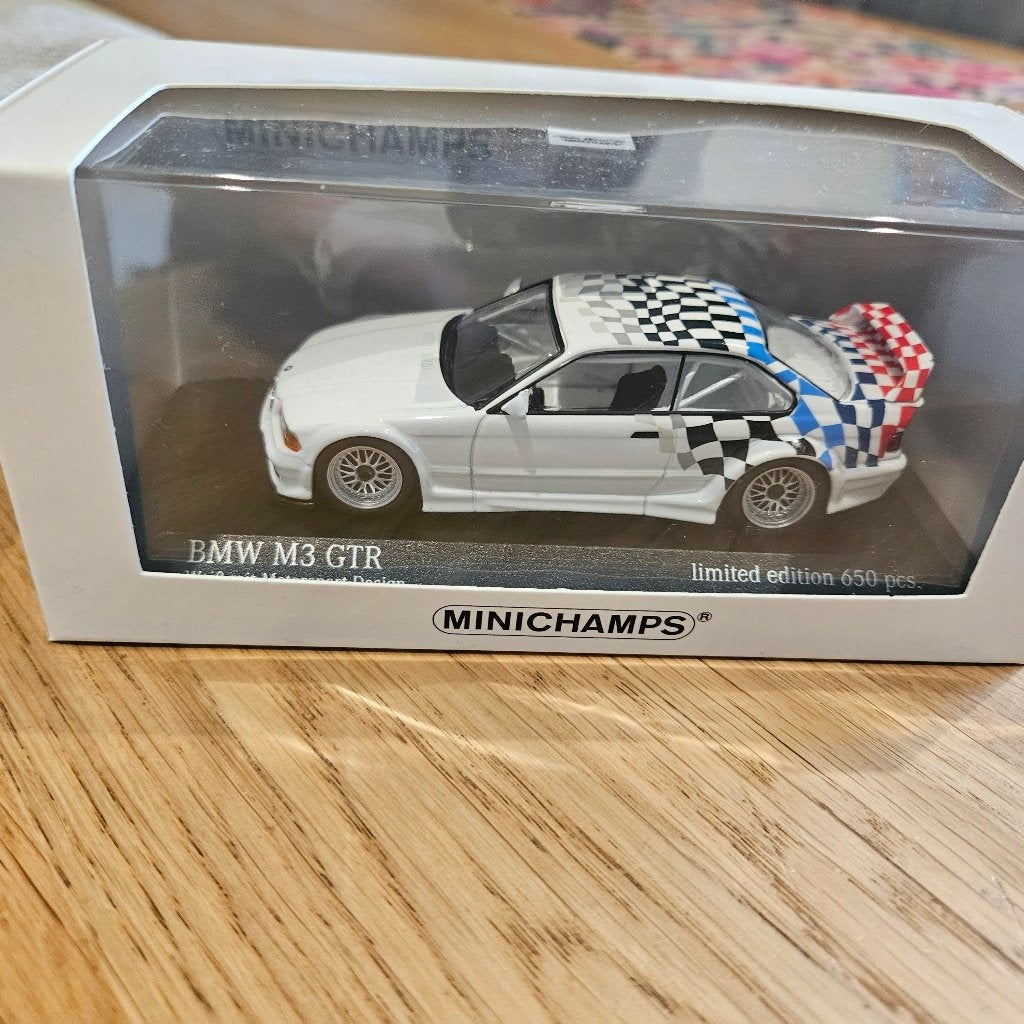 Minichamps BMW M3 GTR (E36) white with motorsport design 1/4, Enlèvement ou Envoi, Neuf, Voiture, MiniChamps