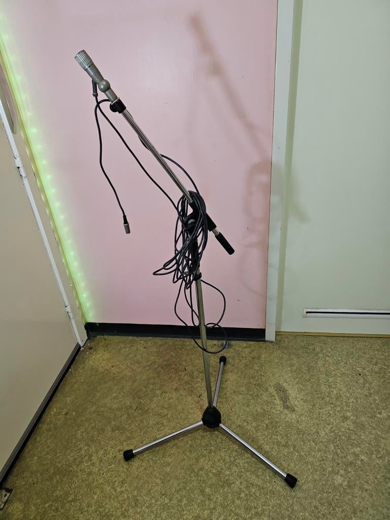 Neumann U87 Ai & support réglable (girafe), Enlèvement, Comme neuf, Micro studio