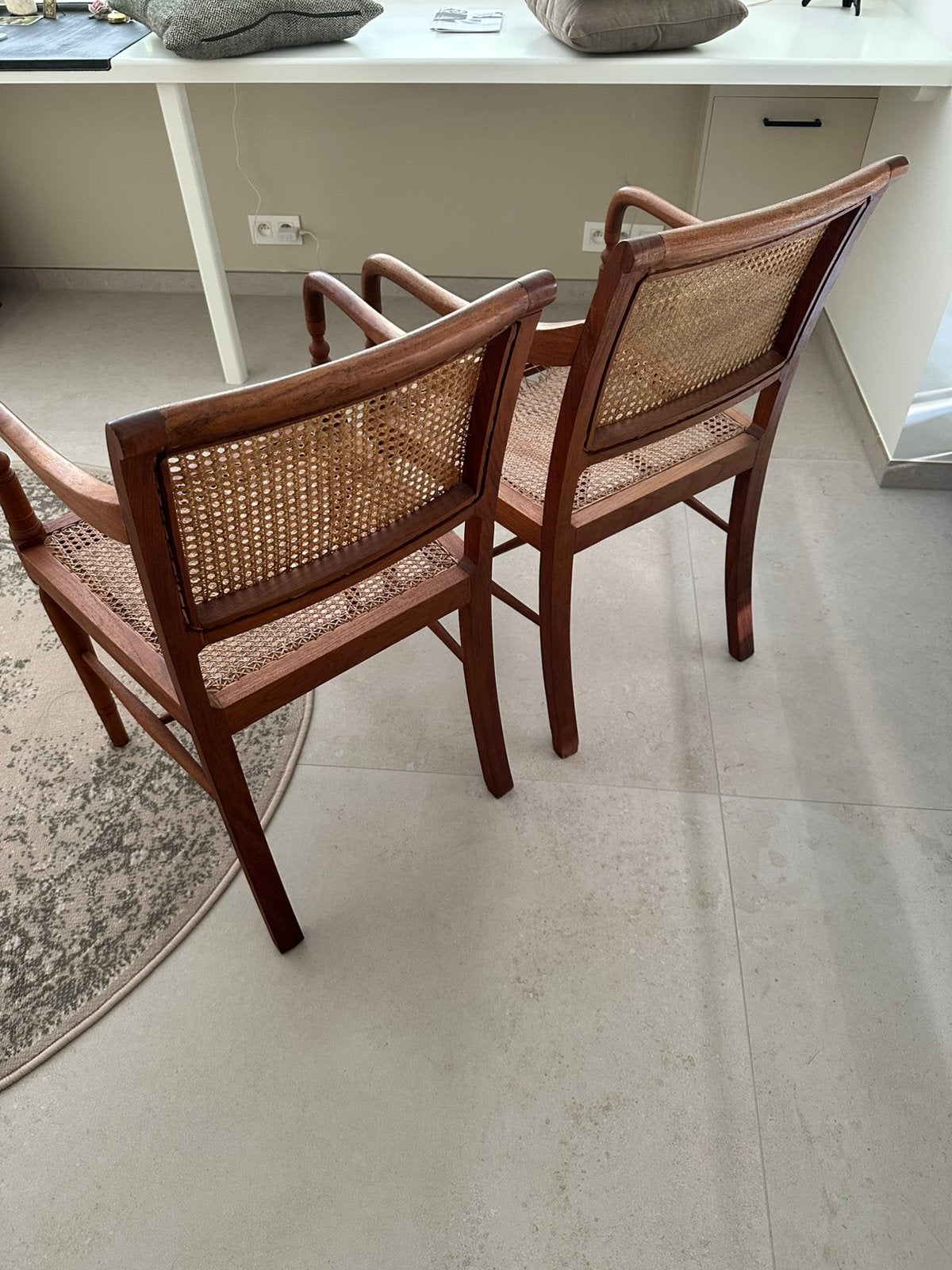 2 prachtige lichteiken stoelen met leuningen, Ophalen, Gebruikt, Twee, Nieuwe antiekuitstraling, lichte eik, massief en gepolierd