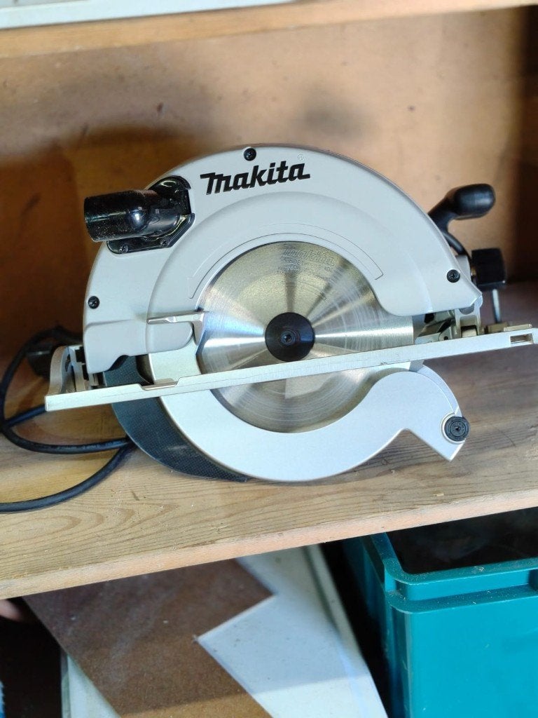 Elektrische kortzaag Makita met opbergbox., Ophalen, 70 mm of meer, Zo goed als nieuw, Afkortzaag