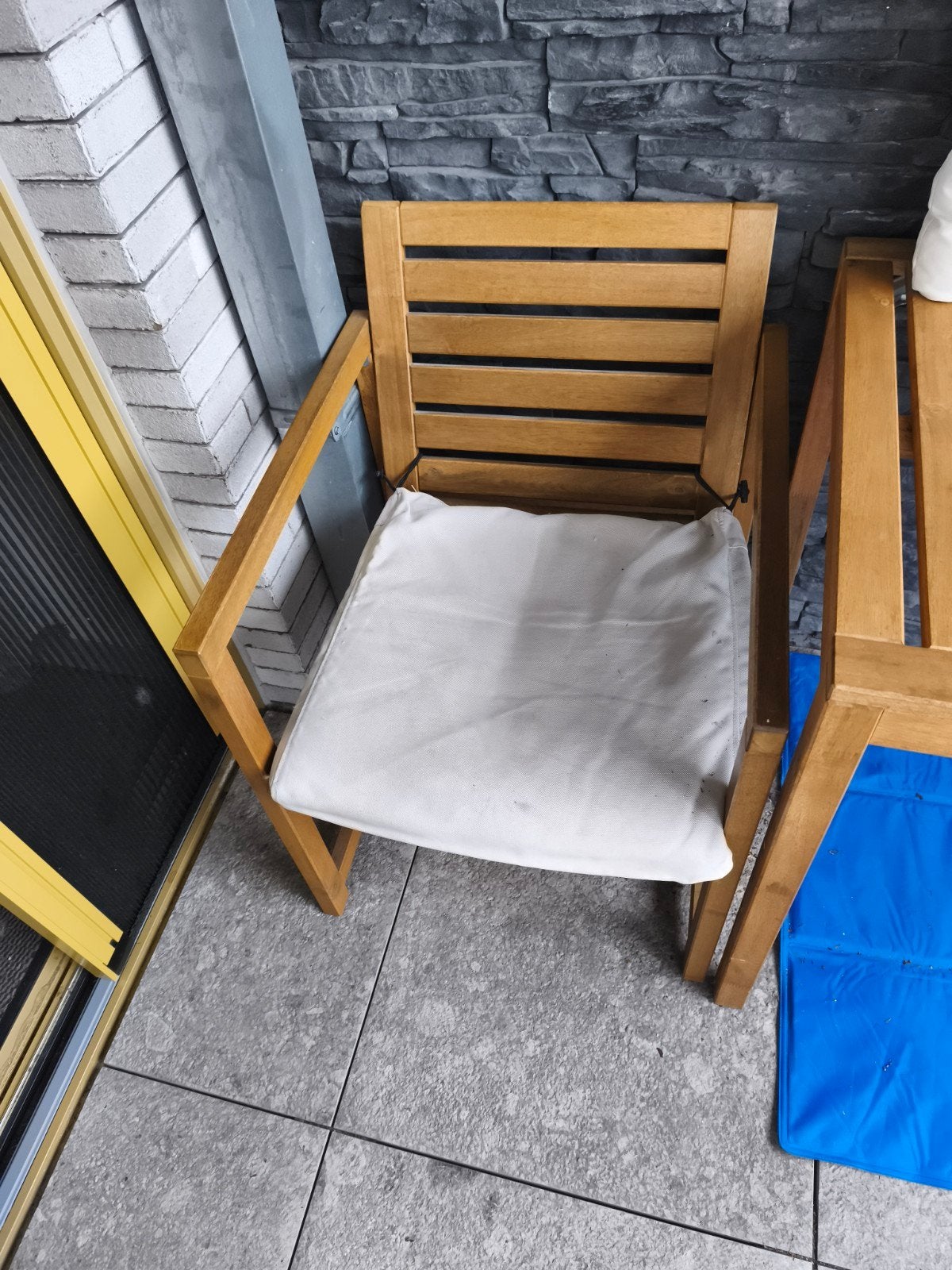 tafel plus 2 houten stoelen set, Tuin en Terras, Ophalen, Zo goed als nieuw, Hout