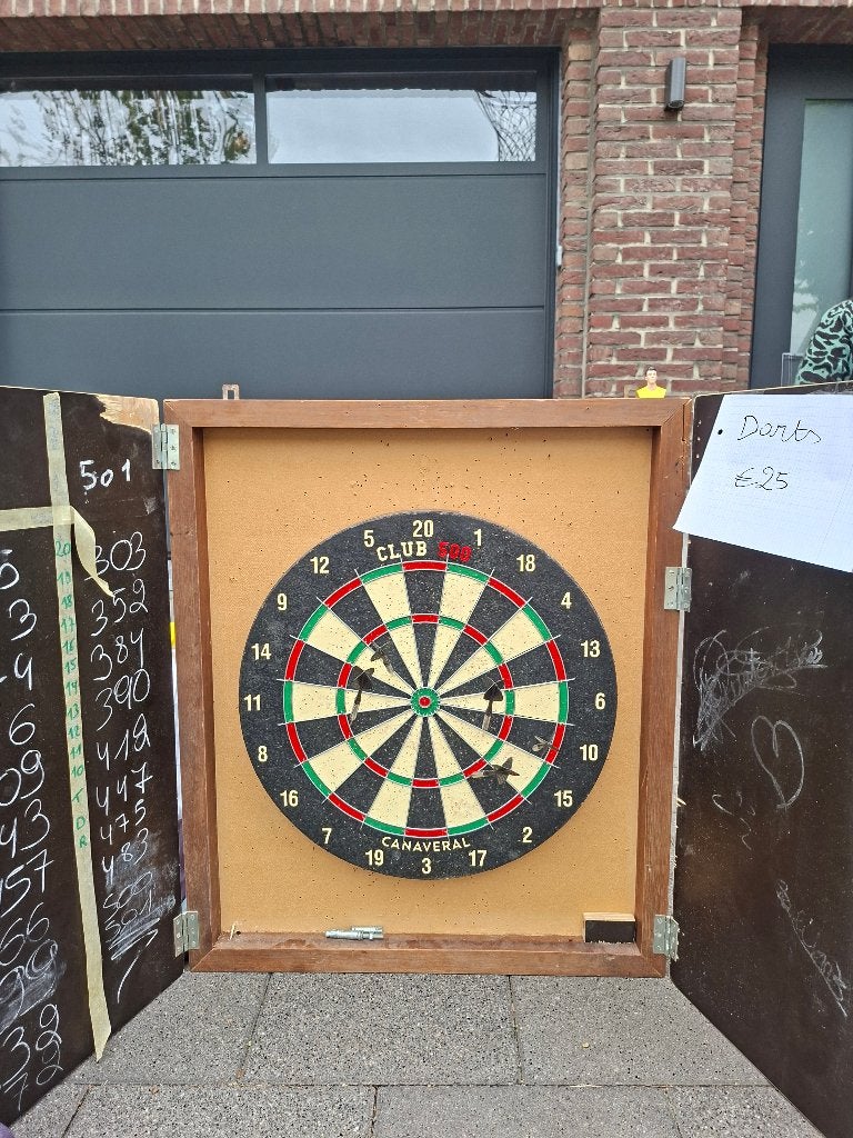 darts in kast, Enlèvement, Utilisé, Cible de fléchettes avec fléchettes