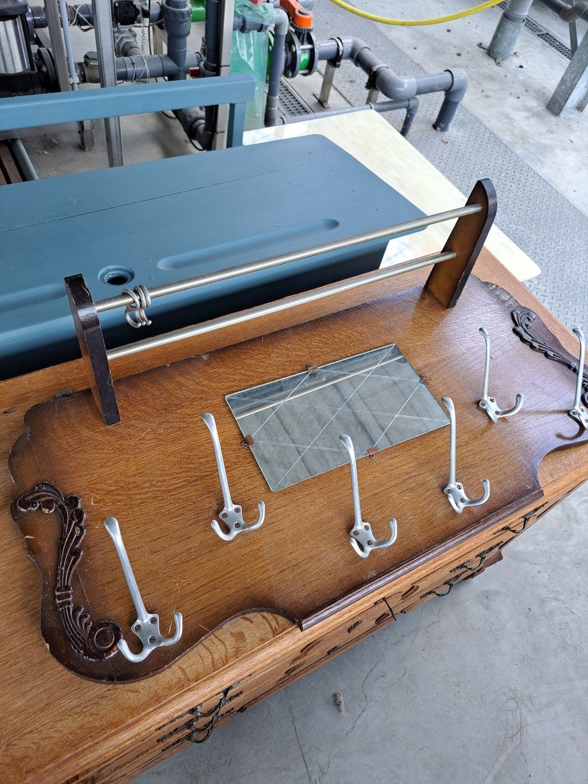 Porte-manteau vintage en bois avec étagère à chapeaux et mir, Maison & Meubles, Enlèvement ou Envoi, Utilisé, Bois, Portemanteau mural