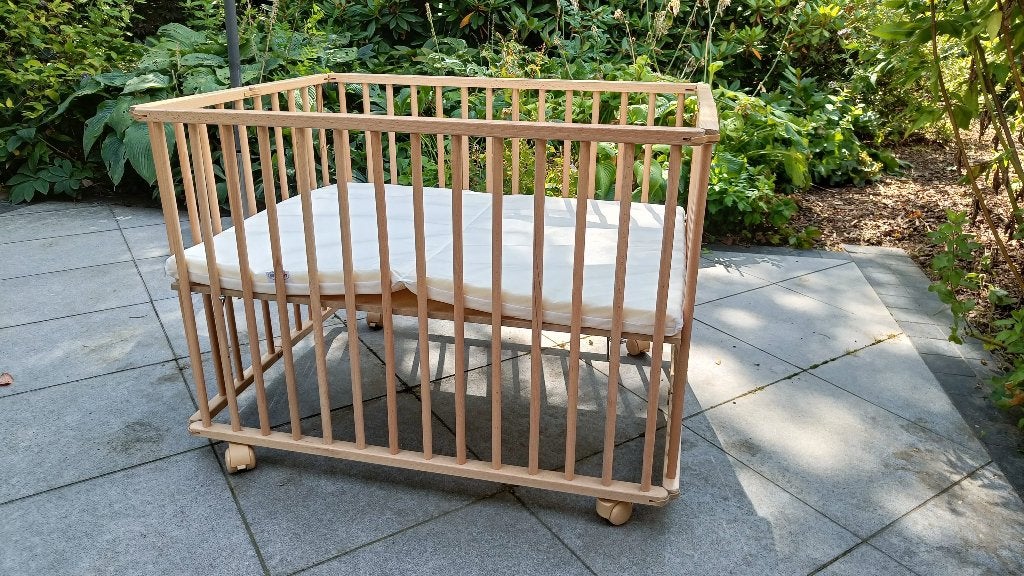 Houten inklapbare babybox/speelbox met matras en wieltjes, Kinderen en Baby's, Ophalen, Zo goed als nieuw, Rechthoekig, Wieltjes