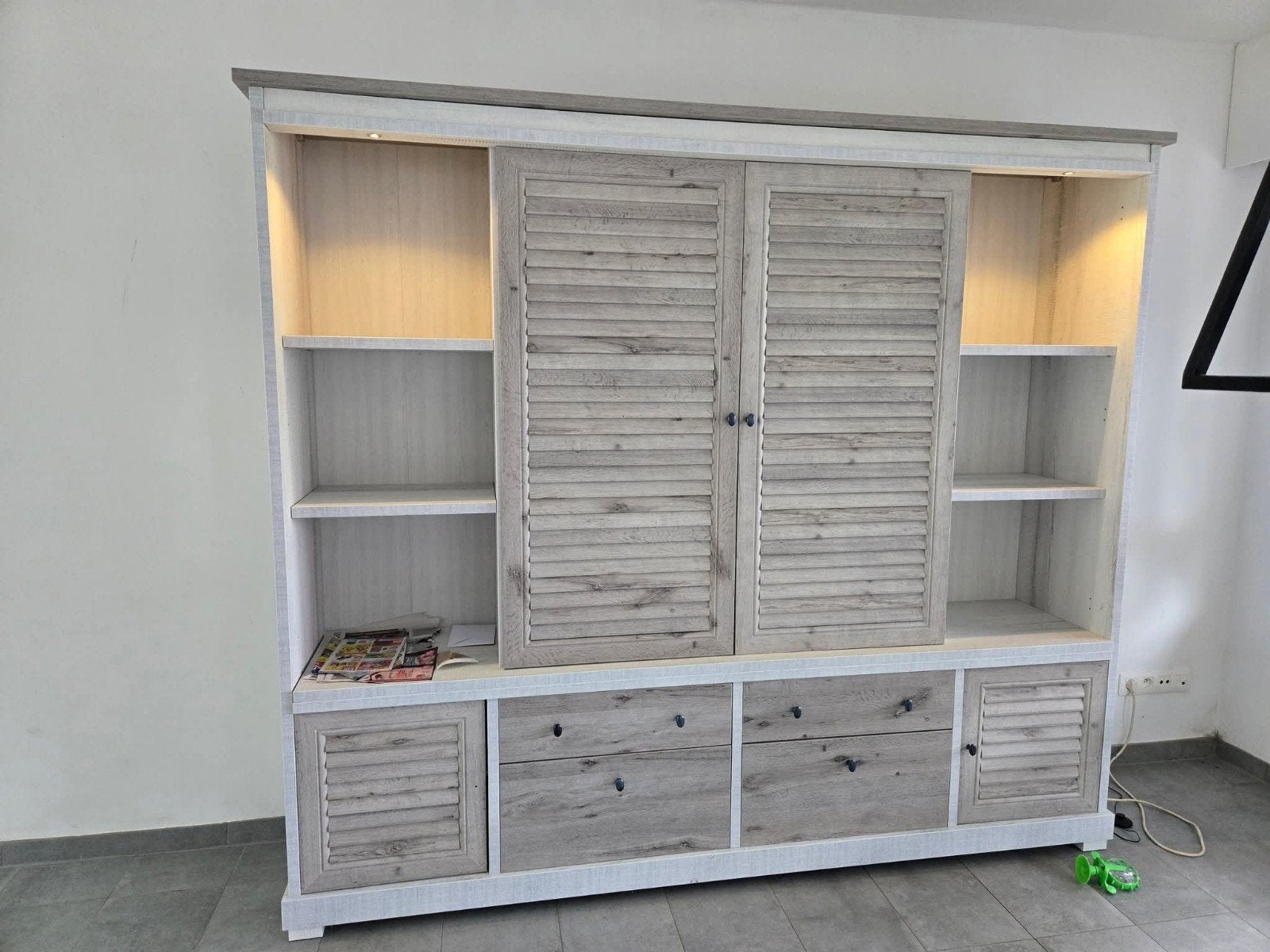 Grote wandkast met licht., Ophalen