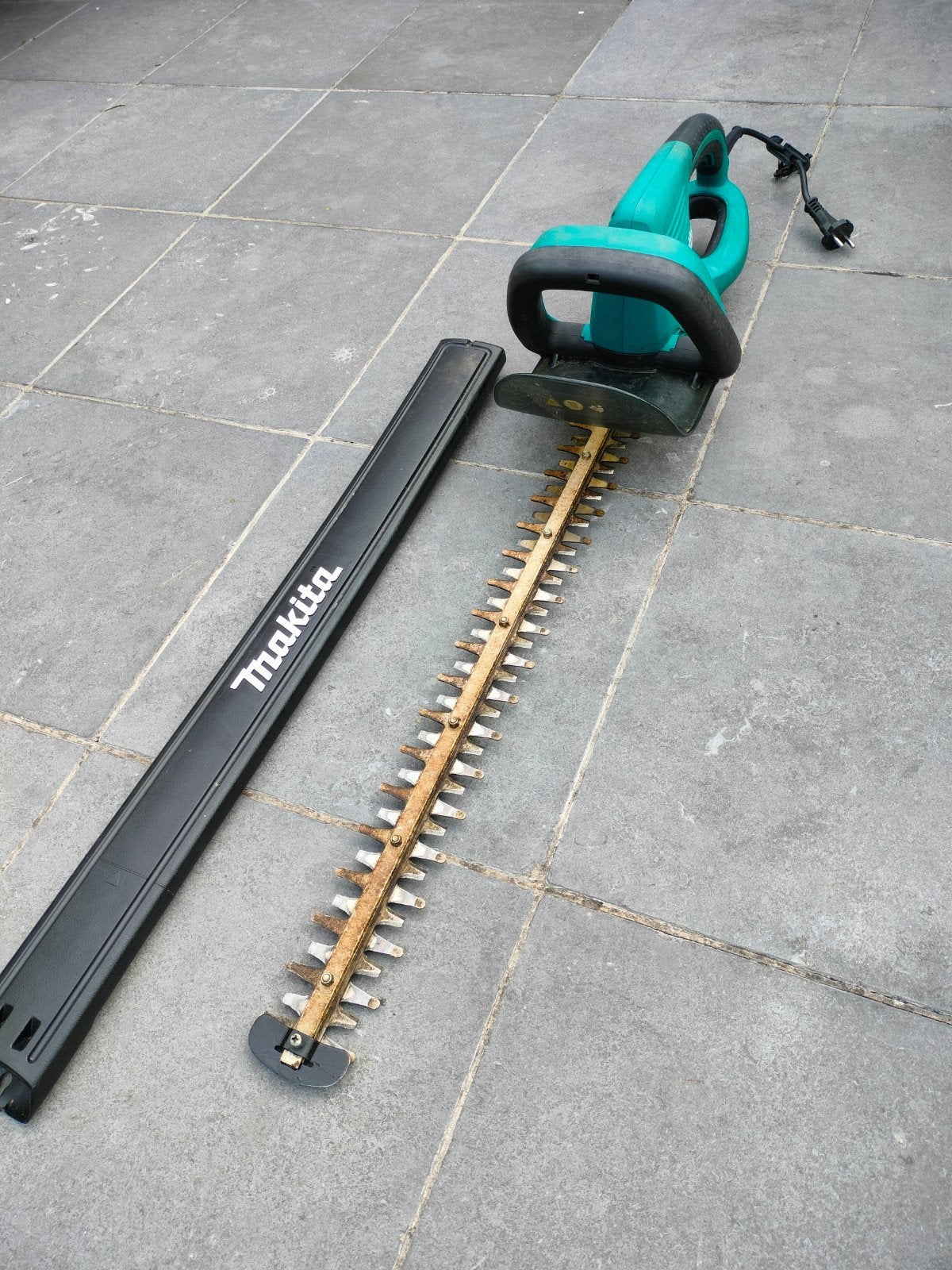 Taille-haie Makita, Enlèvement, Batterie
