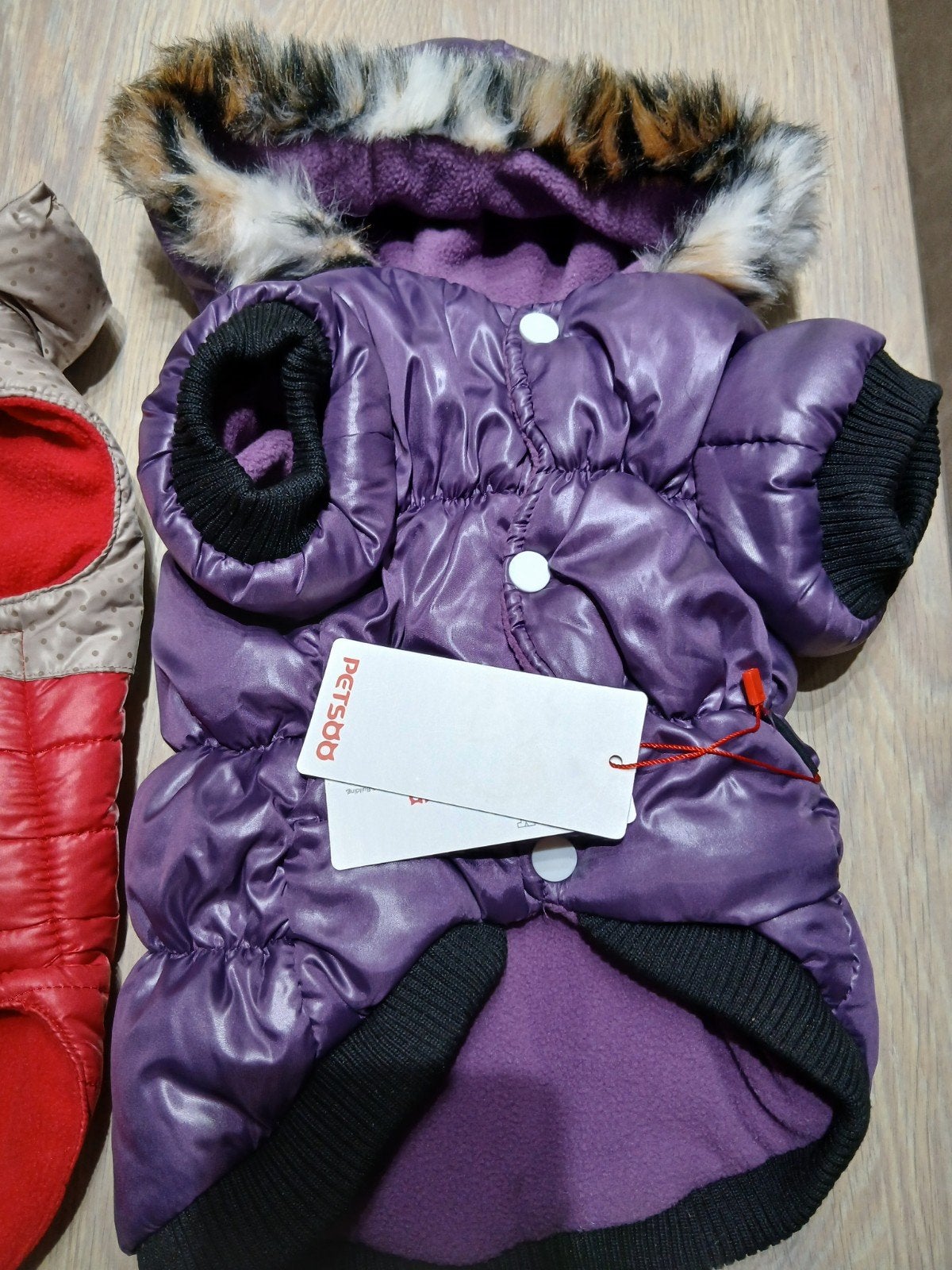 Trois manteaux pour petit chien neuf, Enlèvement