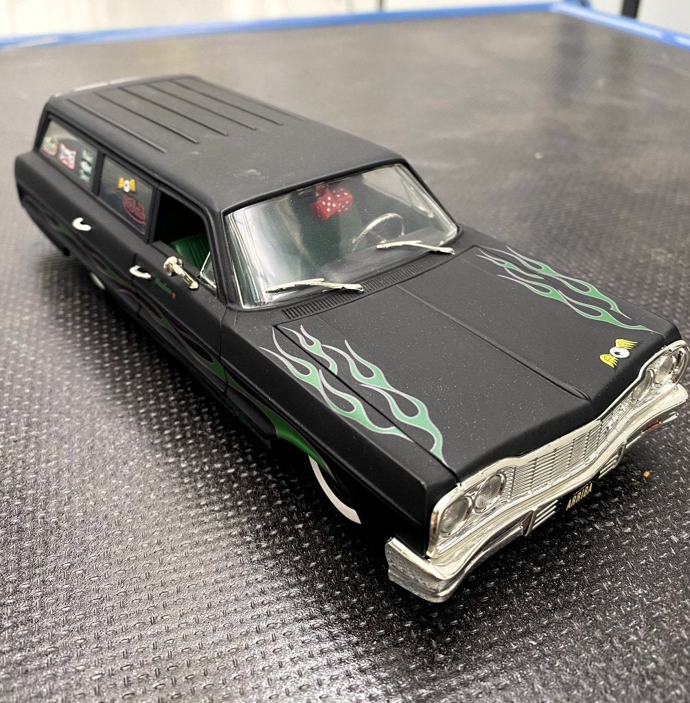 Chevy Impala Wagon 1/18 Jada Von Dutch Rockabilly, Ophalen, Zo goed als nieuw, Auto