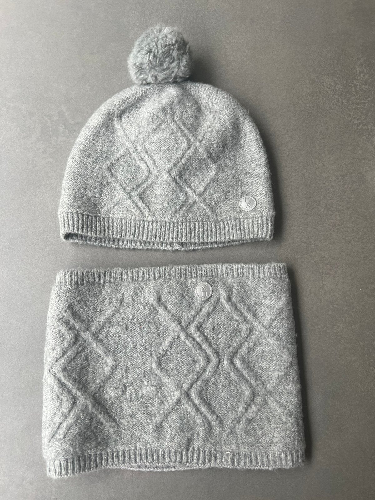 Setje grijze muts en ronde sjaal/nekwarmer size 23x18, Enlèvement ou Envoi, Comme neuf, Fille, Ensemble