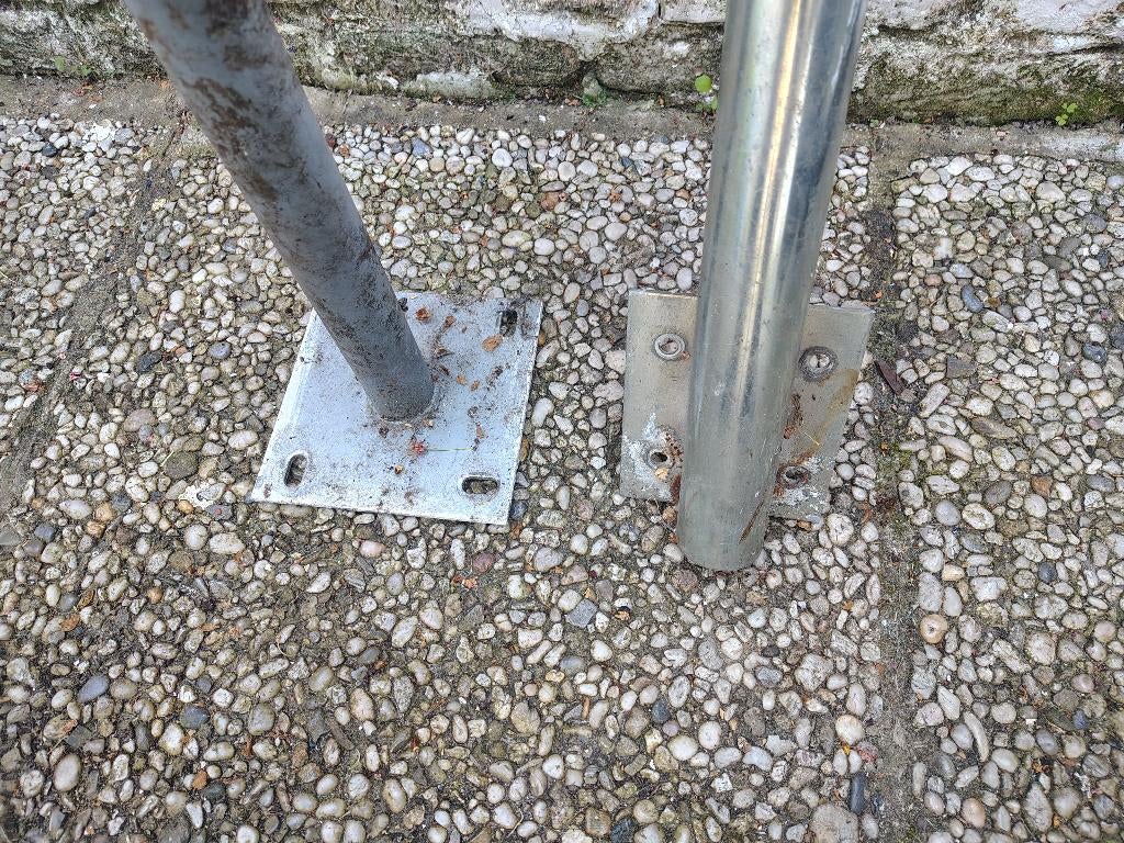 2x stevige gegalvaniseerde stalen palen / buis op voet, Doe-het-zelf en Bouw, Metalen, Ophalen, Gebruikt, IJzer