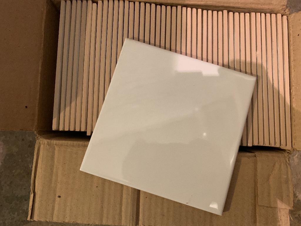 2 dozen witte tegels 15 x 15 cm en 32 x 32 cm, Ophalen, Nieuw, Keramiek