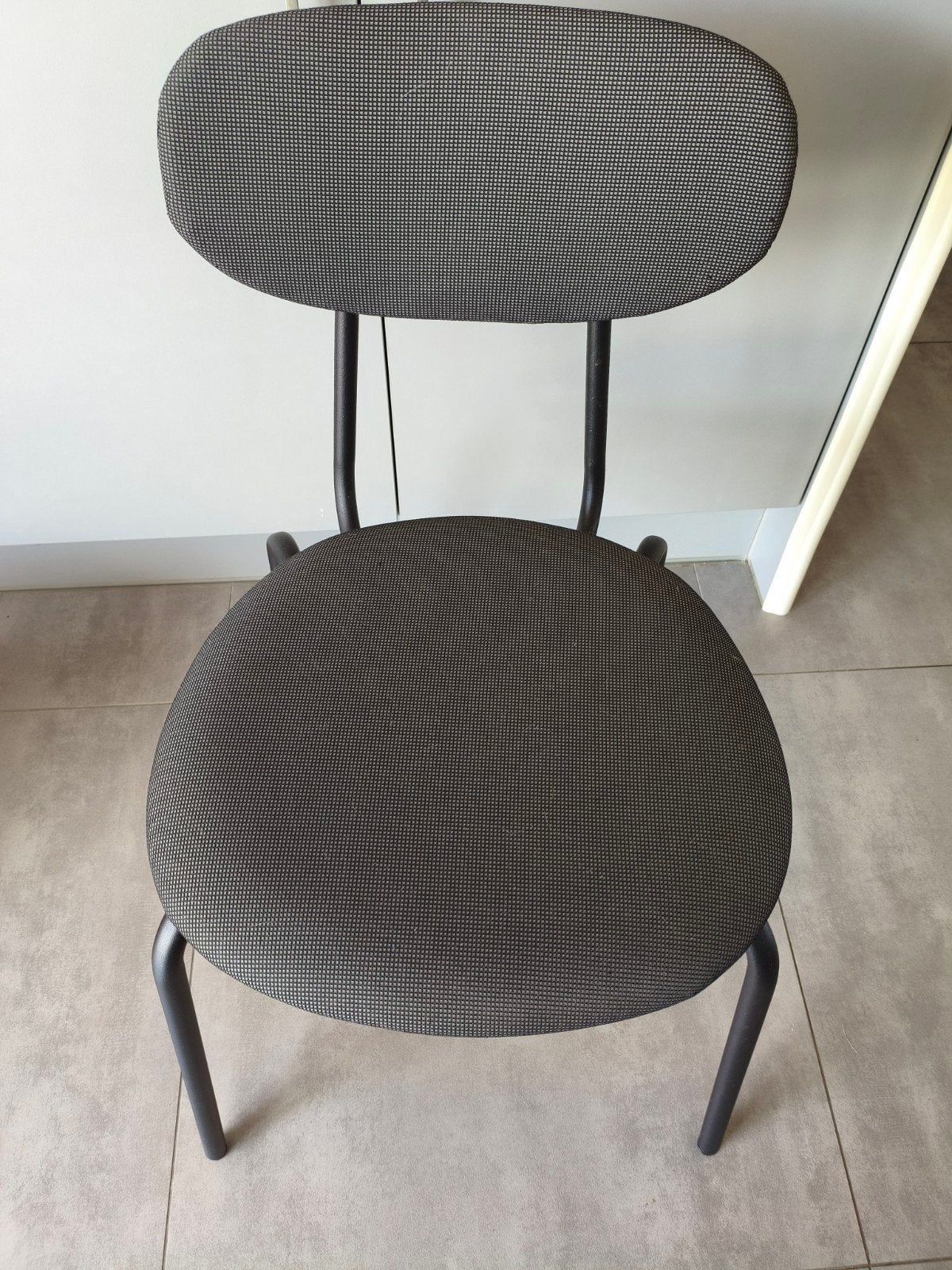 Ikea ostano chair, Enlèvement