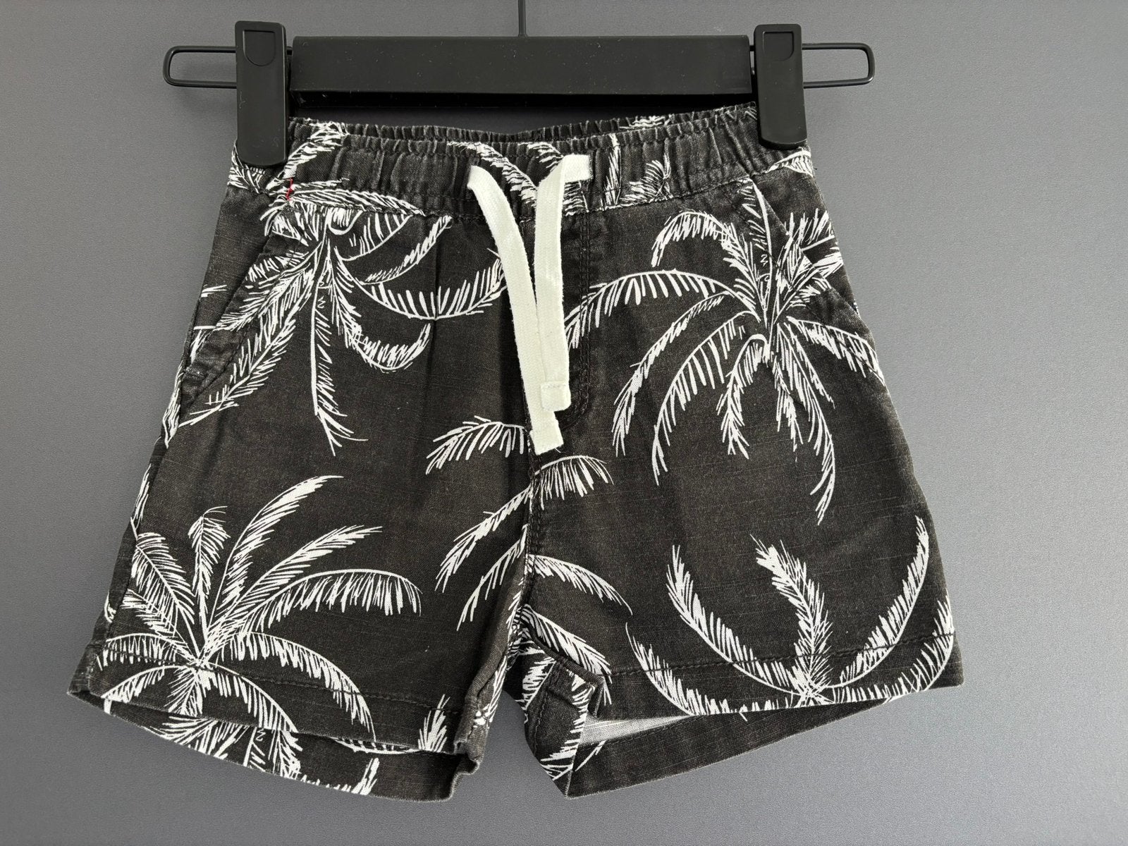 Zwarte zomershort met tropische print, Kinderen en Baby's, Babykleding | Maat 80, Ophalen of Verzenden, Zo goed als nieuw