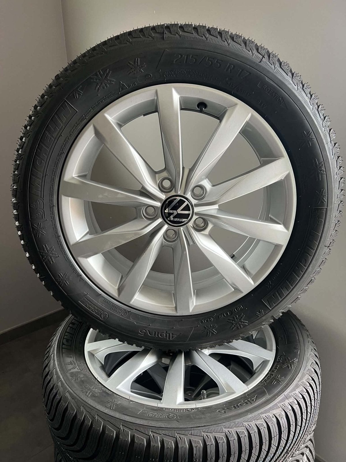 NOUVEL ENSEMBLE D'HIVER VW T-ROC 17 POUCES INUTILISÉ, Neuf, Pneus et Jantes, Véhicule de tourisme, 17 pouces