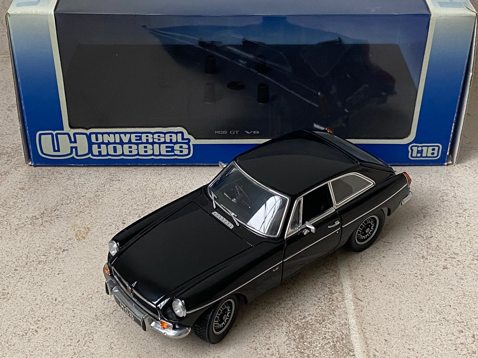 Universal Hobbies MGB V8 - 1:18, Ophalen of Verzenden, Zo goed als nieuw, Auto