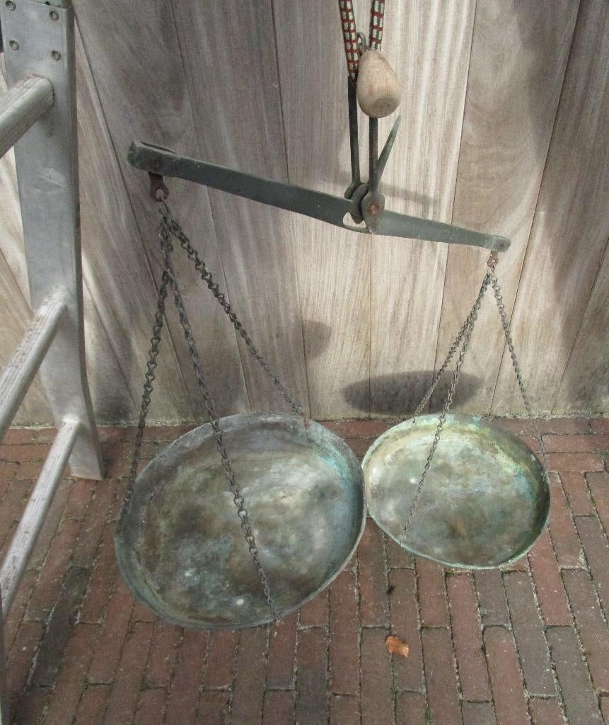 2 oude handweegschalen, Antiquités & Art, Antiquités | Outils & Instruments, Enlèvement ou Envoi