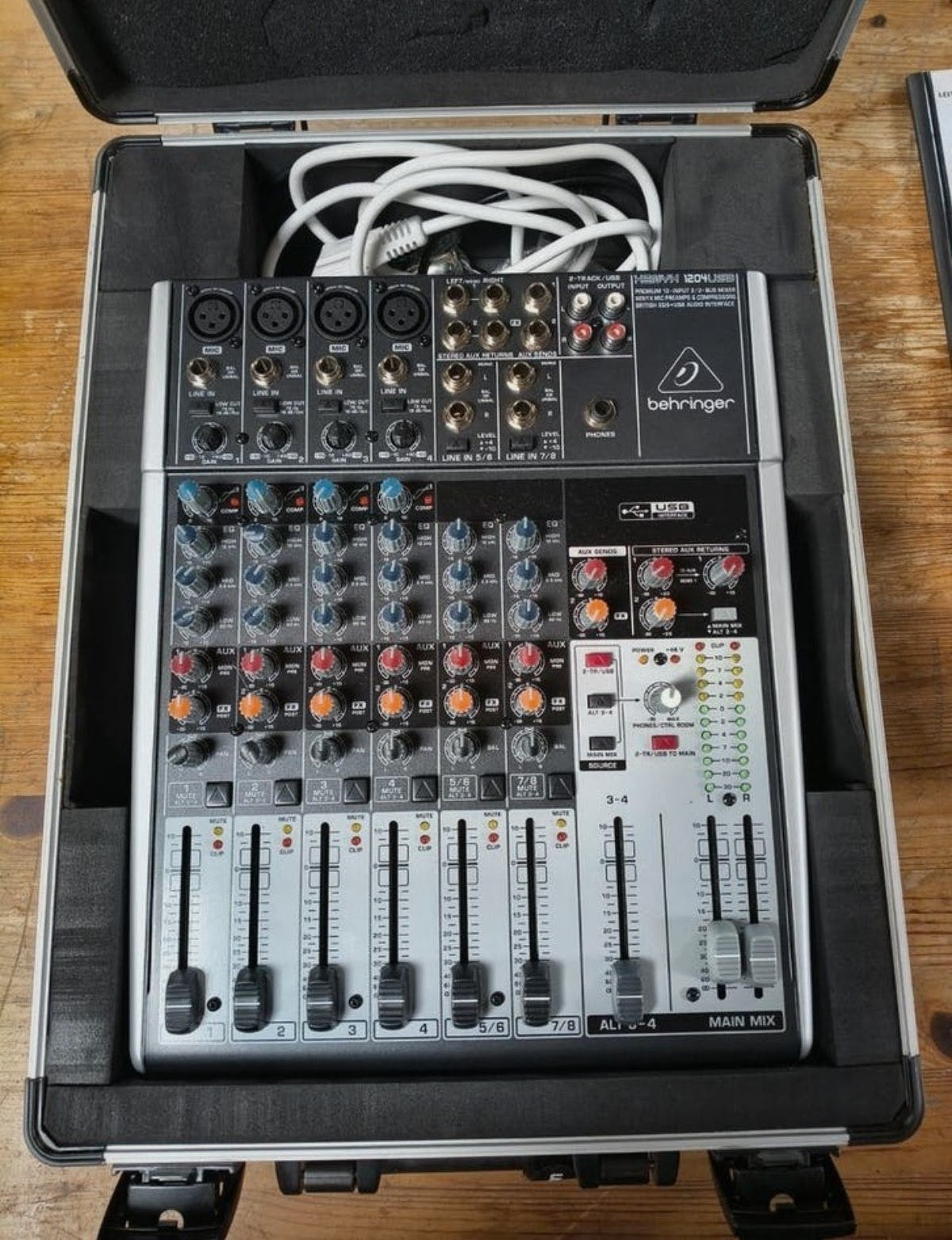 Behringer Xenyx 1204 USB met case., Ophalen