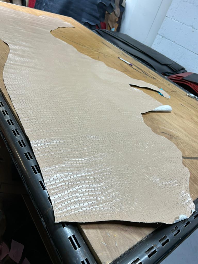 Beige kleur Italiaanse halve huid krokodil print soepel, Hobby en Vrije tijd, Ophalen of Verzenden, Zo goed als nieuw, Beige