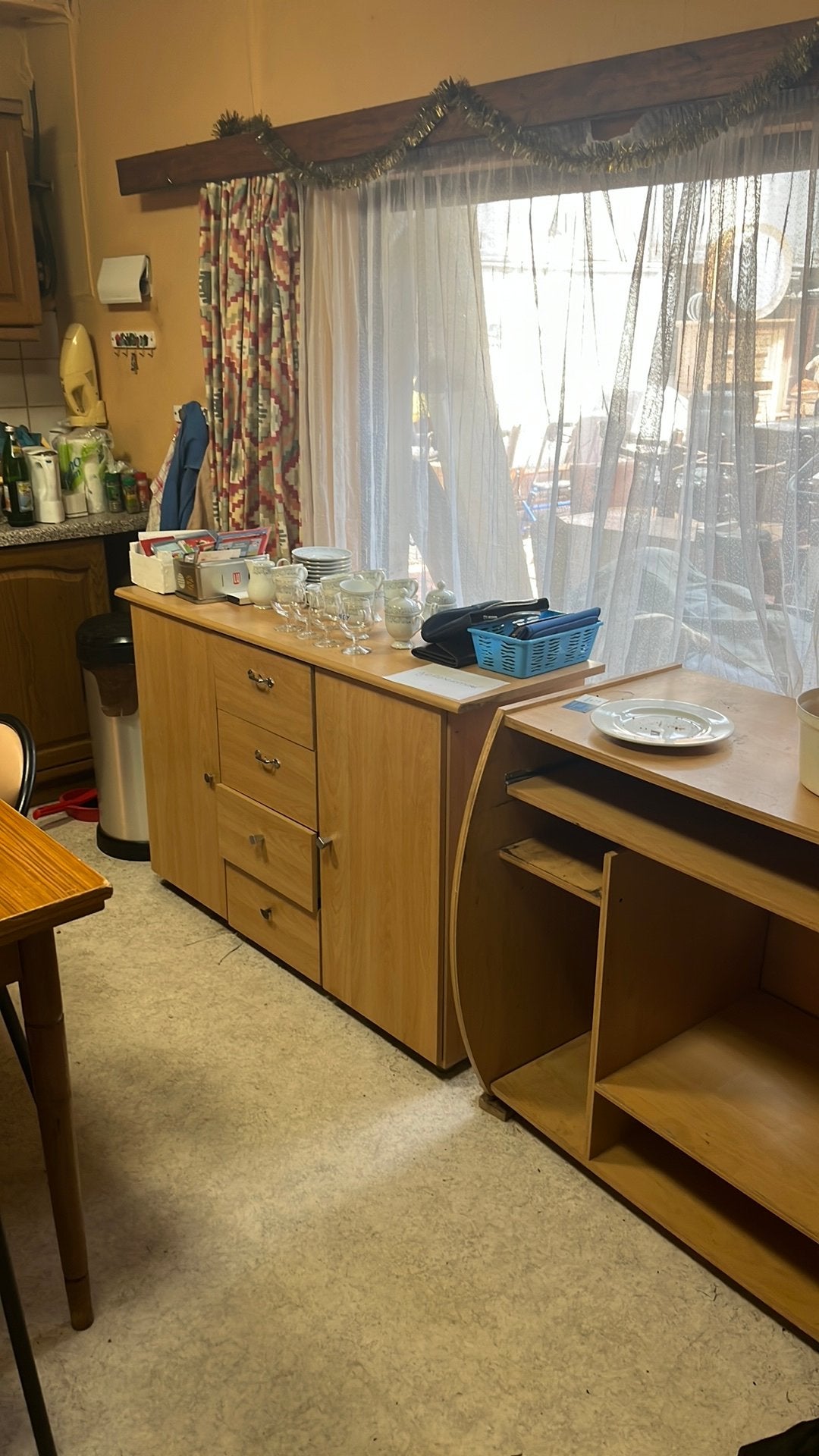 Gratis. Kasten, zetels, tafels, boeken, huishoudgerief., Huis en Inrichting, Ophalen