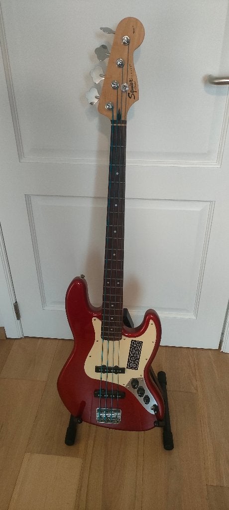 Squier (by Fender) Jazz Bass, Affinity series (rood), Muziek en Instrumenten, Ophalen, Zo goed als nieuw, Elektrisch