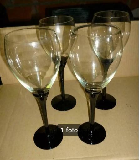 4 wijnglazen op zwarte voet, Verzamelen, Ophalen of Verzenden, Zo goed als nieuw