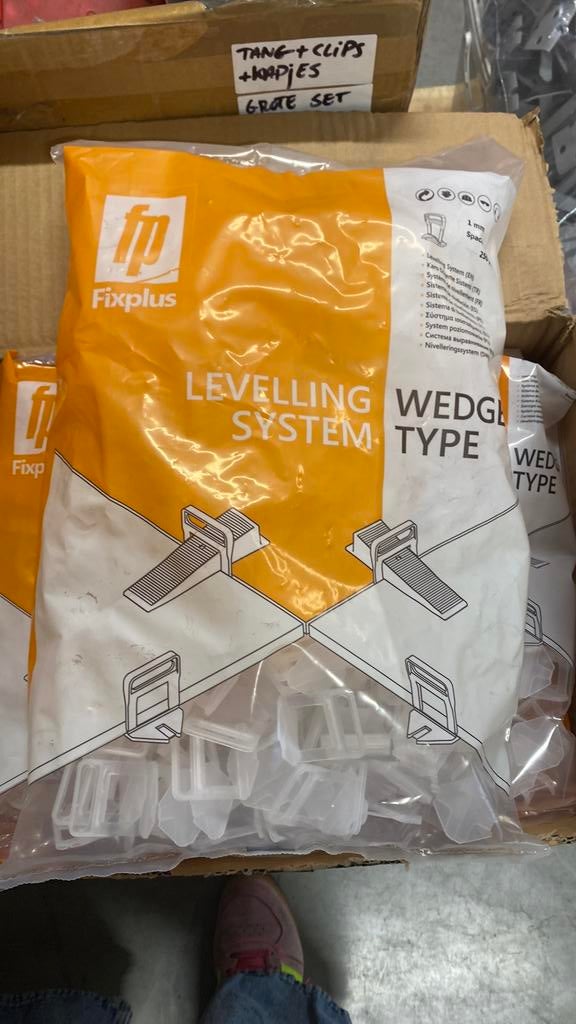 Tegel clips, Ophalen