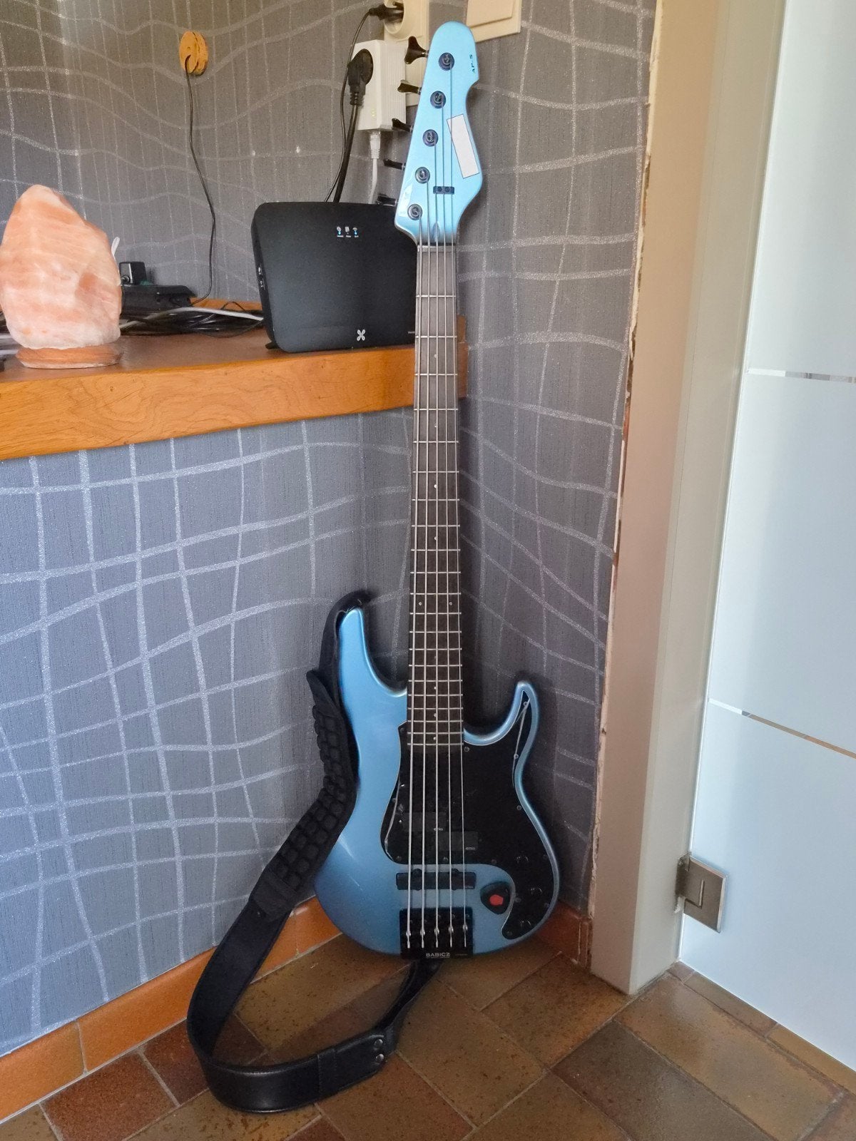 Guitare Basse neuve, Musique & Instruments, Instruments à corde | Guitares | Basses, Enlèvement, 5 cordes