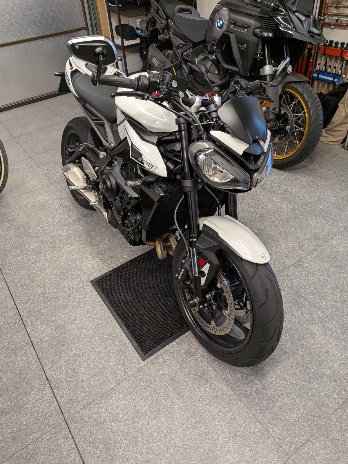 Triumph Street Triple R - 03/2026 - 2200 km, Motoren, ABS, Motorrijbewijs A, Gebruikt, 3 cilinders