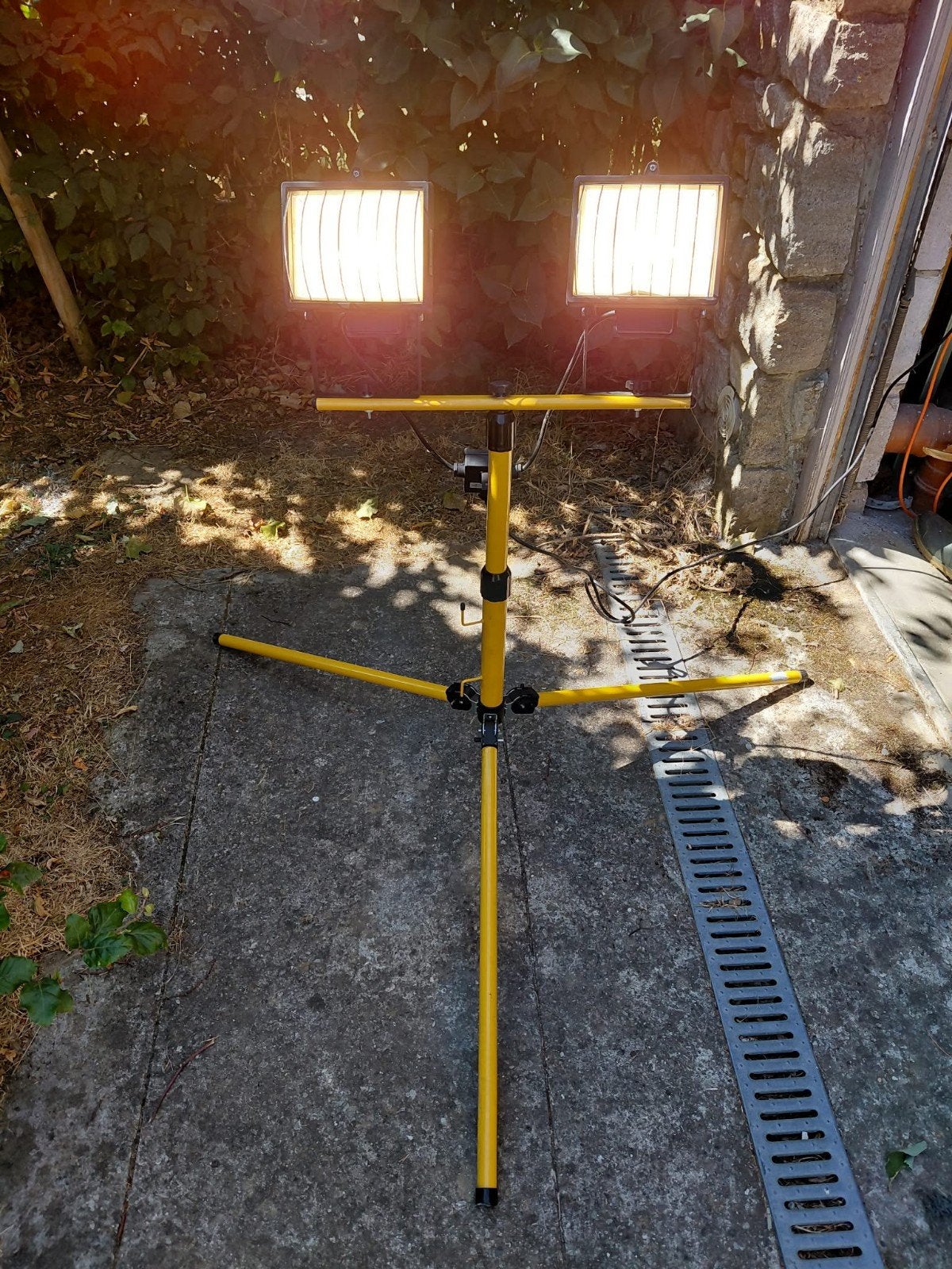 Halogeen verlichting op de bouwplaats. 2 spots, Ophalen