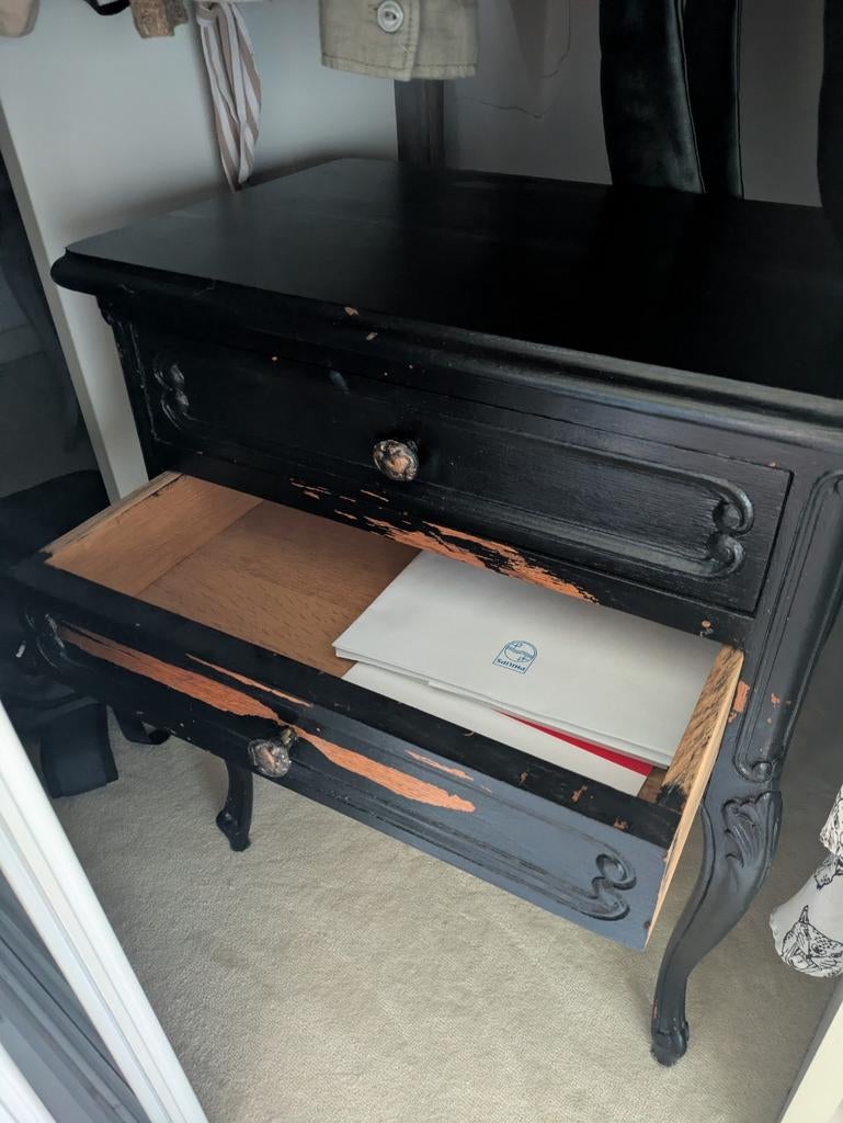 Commode noire, Enlèvement