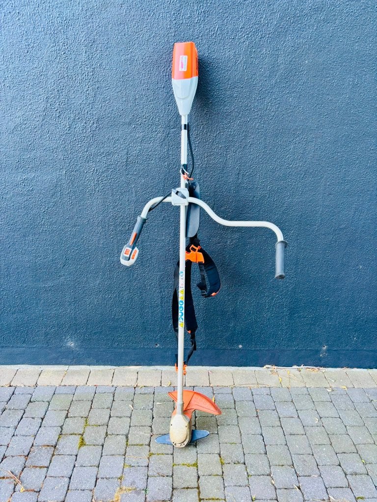 Krachtige STIHL FSA 90 motorzeis met dubbele handgreep, Tuin en Terras, Bosmaaiers, Zo goed als nieuw, Accu, 30 tot 50 cm, Ophalen