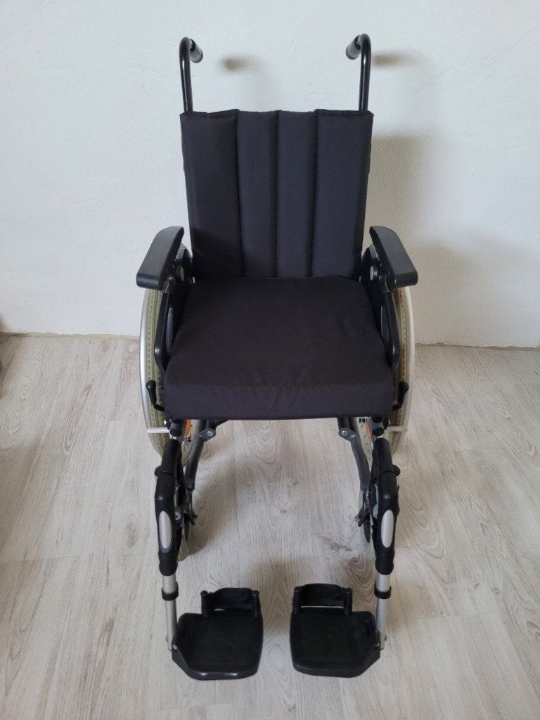 Fauteuil roulant avec accoudoirs et repose-pieds réglables, Divers, Enlèvement, Pliant, Comme neuf, Fauteuil roulant à pousser