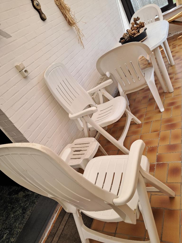 Tuinstoelen en -tafel met bijzettafel en houtskoolbarbeque, Tuin en Terras, Tuinstoelen, Ophalen, Zo goed als nieuw, Plastic, Verstelbaar