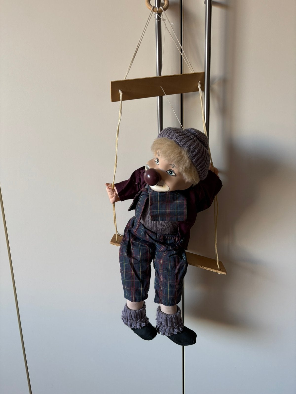 Clown op schommel, 50cm, tot.h 75cm, Ophalen, Gebruikt